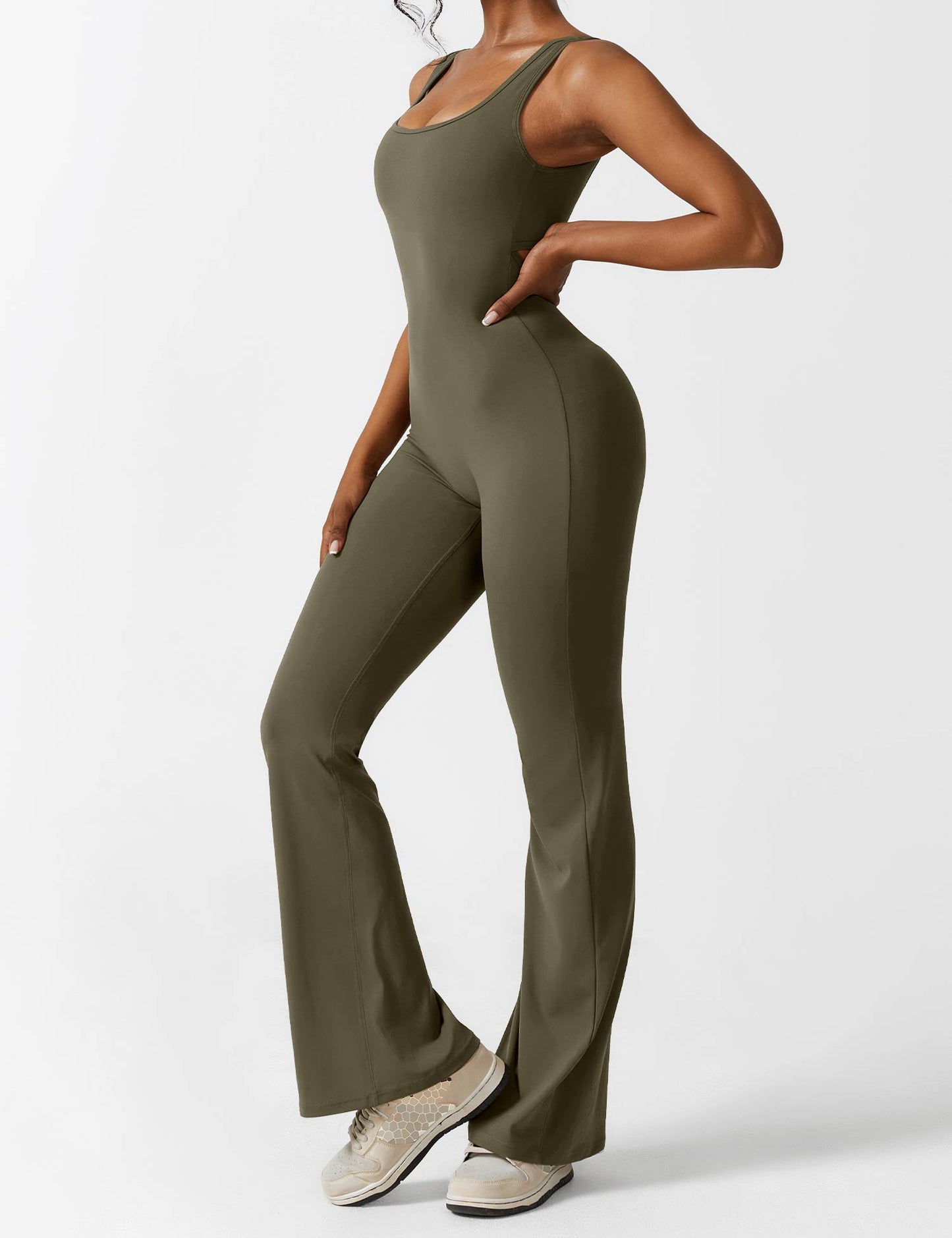 Ausgestellter Jumpsuit mit V-Rücken